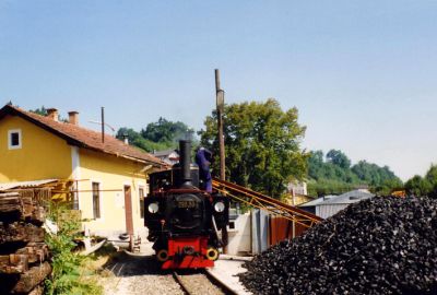 298.53_Grünburg
298.53 wird gerade in Grünburg von der Lokmannschaft bekohlt.
Schlüsselwörter: Steyrtalbahn , 298 , 298.53 , Grünburg , Bekohlung