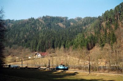 E3 auf Bergfahrt
Bei Baumgartwiese fährt der zug durch ein weites Tal.
Der Hang bietet einige gute Fotostandpunkte.
Schlüsselwörter: E3