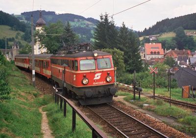 1042.033
1042.033-9 hat mit ihrem kurzen Personenzug soeben Waidhofen/Ybbs verlassen. Im Hintergrund sind die Gleise der Ybbstalbahn erkennbar.

Schlüsselwörter: 1042 , 033