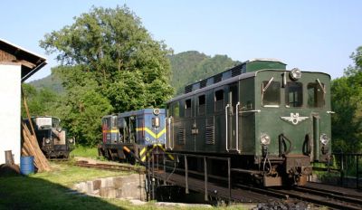 2093.01 auf der Drehscheibe im Bhf. Kienberg. Im Hintergrund ist die 2099.01 erkennbar
Schlüsselwörter: 2093.01, 2099.01