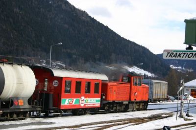 Verschub
VL 13 beim Verschub von Kesselwagen im Bhf. Murau.
Schlüsselwörter: VL 13 , stlb