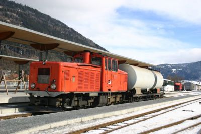 Kurzgüterzug
VL 13 steht mit einem Kesselwagen im Bhf. Murau. In Kürze wird sie diesen nach Taurach bringen.
Schlüsselwörter: stlb , VL 13