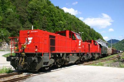 Hochbetrieb ...
... war am 20.5.2006 im Bhf. Kienberg. Der planmäßige Güterzug musste von 2 2070 geführt werden
Schlüsselwörter: 2070 , Kienberg