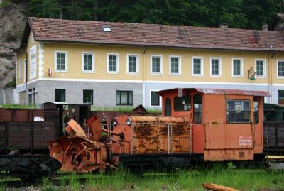 Schneefräse
Schneefräse (98 620)
Auf das Fahrgestell eines ausgemusterten Personenwagens (Bi/s 3726) wurde 1967 die ursprünglich für die Schneebergbahn gebaute Schneefräse montiert. Dieses Fahrzeug war ursprünglich auf der MzB und zuletzt im Waldviertel eingesetzt.

Schlüsselwörter: Schneefräse