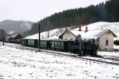 Wintereinbruch auf der Ybbstalbahn-Bergstrecke
Am 5.11. verkehrte auf der Ybbstalbahn-Bergstrecke ein von der Uv.1 gezogener Sonderzug. 
Schlüsselwörter: Uv.1