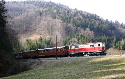 Am Weg nach Laubenbachmühle
1099.002-6 mit R 6832 am Weg nach Laubenbachmühle.
Schlüsselwörter: 1099. , 002