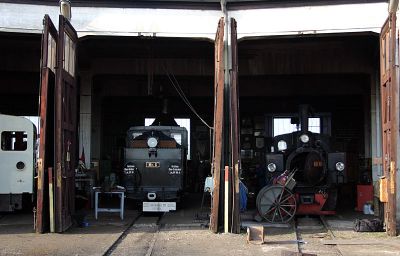 Vorbereitung auf die nächste Ausfahrt
Mh. 6 und 699.103 abgestellt im Heizhaus.
Schlüsselwörter: 399 ,  Mh.6 , Mh 6 , 699 , 103