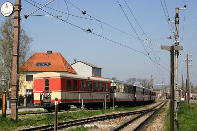 Krumpe als Abstellgleis
Vor der Streckenunterbrechung Alpenbahnhof - Ogra wurde möglichst viel Rollmaterial nach Ogra geschafft und an allen möglichen (und unmöglichen) Stellen abgestellt. Hier z.B. am Streckengleis nach Mank
