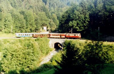 1099 Bergfahrt
1099 mit kurzem Personenzug auf Bergfahrt
Schlüsselwörter: 1099