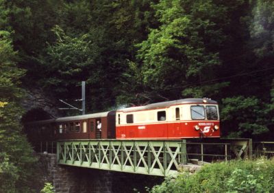 Aus dem Tunnel auf die Brücke
Eine der schönsten Fotostellen der MzB findet sich nach dem Bhf. Schwarzenbach
Schlüsselwörter: 1099.007