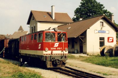 2095 012-7 verlässt gerade den Bahnhof Heidenreichstein.
Schlüsselwörter: 2095 012-7