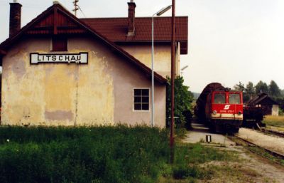 Vor dem Bahnhofsgebäude von Litschau hat 2095 012-7 eine kleine Pause eingelegt.
Schlüsselwörter: 2095