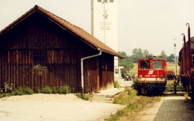 2095.012 in Litschau
2095.012 beim Verschub im Bhf. Litschau (im Hintergrund der Silo der lw. Genossenschaft)
Schlüsselwörter: 2095 , 2095.012 , Litschau