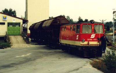 2095 Litschau
2095.012 beim Verschub im Bhf. Litschau (im Hintergrund der Silo der lw. Genossenschaft)
Schlüsselwörter: 2095 , 2095.012 , Litschau