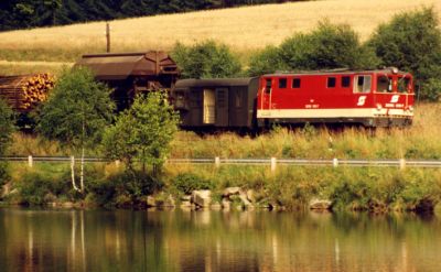 2095.012 mit Rollwagenzug
Keine große Arbeit hatte die Maschine mit ihrem Güterzug am heutigen Tag.
Schlüsselwörter: 2095.012 , Rollwagen, See