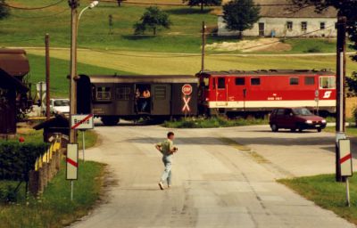 2095.015 mit Güterzug in Brand
Auch damals hatten es Eisenbahnfotografen sehr eilig wenn es um lohenswerte (auch wenn damals noch alltägliche) Fotoobjekte ging.
Schlüsselwörter: 2095.012