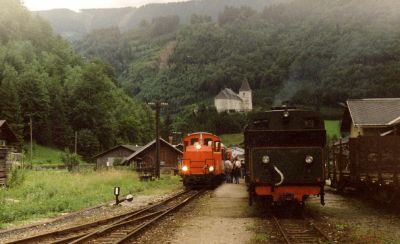 Begegnung in Göstling
2091 (Planbespannung) und Yv2 (Zuglok eines Sonderzuges) 
Schlüsselwörter: 2091 598 Yv2