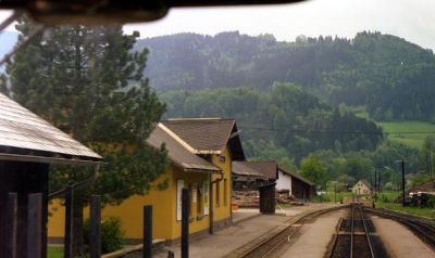 Einfahrt in den Bahnhof Göstling a. d. Ybbs
anlässlich einer Führerstandsmittfahrt gelang dieses Bild
