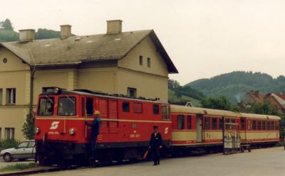 Verschub in Waidhofen
2095 verschiebt eine Personenzug-Garnitur im Bhf. Waidhofen
Schlüsselwörter: 2095