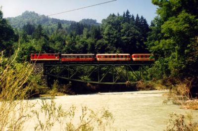 2095 mit Pers am Weg nach Lunz
Bei genauem Betrachten kann man in den Verstrebungen der Brücke noch Spuren des Hochwassers erkennen.
Schlüsselwörter: 2095