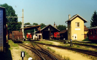 Wenig los im Bahnhof
2091.?? und 2090.001 warten im Bahnhof Waidhofen/Ybbs auf neue Aufgaben
Schlüsselwörter: 2091, 2090