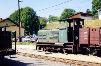 ÖGEG-Diesel
Zum Führen von Arbeitszügen oder für den Heizhausverschub in Grünburg ist diese kleine Verschublok zuständig.
Schlüsselwörter: Steyrtalbahn , ÖGEG , Grünburg