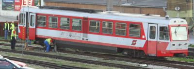 Entgleisung des 5090.016 in Ober-Grafendorf am 22.04.2006
In den frühen Abenstunden des 22. 4. 2006, entgleiste der 5090.016-6 im Bahnhof Ober Grafendorf, auf der Weiche 56 mit einem Drehgestell, der Hilfzug stellte ihn, um ca 19:30, wieder auf die Schienen. 
Schlüsselwörter: 5090, 16, Ober-Grafendorf, Entgleisung