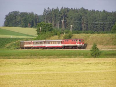 2095 auf der Krumpe
Der Schülerzug auf dem Weg nach Ober-Grafendorf
Schlüsselwörter: 2095 , 2095 013 , Krumpe , Schülerzug , Ober-Grafendorf