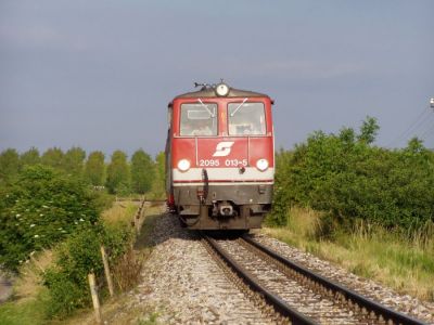 Porträt
Die 2095 013 kurz vor der Einfahrt nach Ober-Grafendorf, von Mank kommend.
Schlüsselwörter: 2095 , 2095 013 , Krumpe , Schülerzug , Ober-Grafendorf