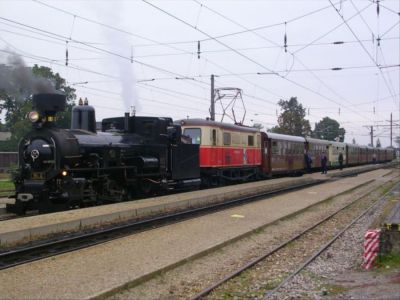 Panoramic Sonderzug
Der verstärkte Panormic vom 2.Oktober 2005 vor der Abfahrt in Ober-Grafendorf.
Schlüsselwörter: Mh.6 , 1099 , 1099 001 , Panoramic , Mariazellerbahn , MzB , Talstrecke , Ober-Grafendorf