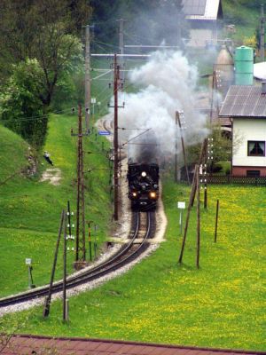 Mh.6 verlässt am 2.5.2004 den Bahnhof von Frankenfels Richtung Mariazell.
Schlüsselwörter: Mh , Mariazellerbahn , 399 , 6 , Panoramic , 760