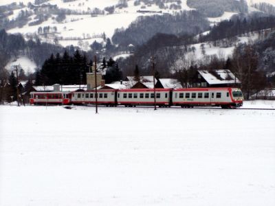 Sogar planmäßig gibt es diese Bespannung auf der Mariazellerbahn zu sehen. 4090 + 5090 auf dem Weg nach St.Pölten, aufgenommen kurz vor Kirchberg a. d. Pielach.
Schlüsselwörter: 4090, 5090 , Mariazellerbahn , Kirchberg