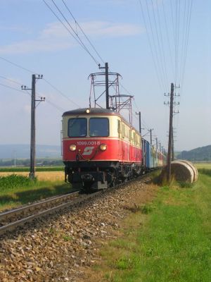 1099.001 auf der langen Gerade vor dem Bhf. Ober Grafendorf.
Schlüsselwörter: 1099, Mariazellerbahn , 001 , Ober , Grafendorf