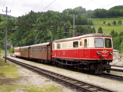 1099.014 hat ihre Arbeit für diesen Tag getan und wartet in Laubenbachmühle auf weitere Einsätze. Ihren nächsnte Zug wird sie erst am kommenden Tag bespannen.
Schlüsselwörter: 1099 , Mariazellerbahn , 014 , Laubenbachmühle