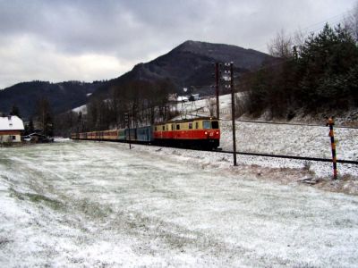 1099.001 und 1099.010 am Weg nach Mariazell. Aufgenommen zwischen Tradigist und Kirchberg a. d. Pielach.
Schlüsselwörter: 1099 , Mariazellerbahn , 010 , 001