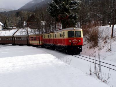 Nostalgiedoppeltraktion
1099.02 und 1099.14 auf dem Weg zum Mariazeller Advent, kurz nach dem Burgerbogen bei Wienerbruck
Schlüsselwörter: 1099 , 1099.14 , Doppeltraktion , Mariazellerbahn , MzB , Bergstrecke , Südrampe , Burgerbogen , Wienerbruck