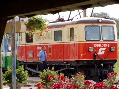 Mariazellerbahnidylle
1099.010 während einem kleinen Aufenthalt in Hofstetten/Grünau.
Schlüsselwörter: 1099 , Mariazellerbahn , 010 , Hofstetten , Grünau