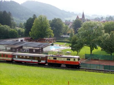 Rabenstein am Morgen
Die 1099 010 auf dem Weg nach Mariazell.
Bemerkenswert : statt dem Radwaggon ein zweiter BD!
Schlüsselwörter: 1099 , 1099 010 , Mariazellerbahn , MzB , Talstrecke , Rabenstein