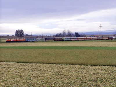 Voller Zug
Ein "Voller Zug" der Freunde der Mariazellerbahn, zum Mariazeller Advent.Die 1. Lok der Doppeltraktion hat die Magnetfolien mit der Aufschrift "Voller Zug" erhalten.
Schlüsselwörter: 1099 , Doppeltraktion , Mariazellerbahn , MzB , Talstrecke , Ober-Grafendorf