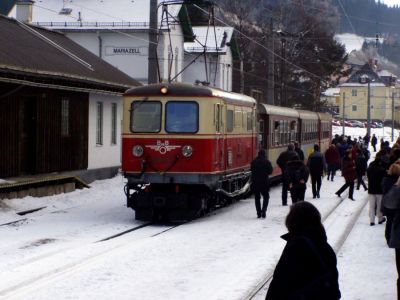 Vor der Abfahrt
Die 1099.02 wartet mit dem 6832 auf die Abfahrt in Mariazell. Die vielen Reisenden stammen von einem soeben angekommenen "Vollen Zug" zum Mariazeller Advent.
Schlüsselwörter: 1099 , 1099.02 , Mariazellerbahn , MzB , Bergstrecke , Mariazell