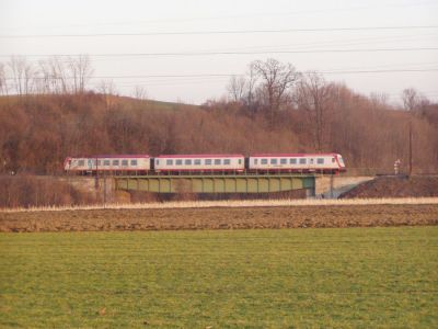 Pielachbrücke bei Völlerndorf
Der 3teilige 4090 auf der Pielachbrücke bei Völlerndorf
Schlüsselwörter: 4090 , Mariazellerbahn , MzB , Talstrecke , Völlerndorf