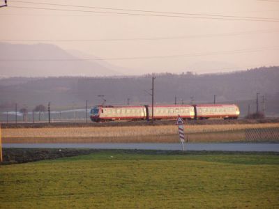 Abendsonne
Der 3teilige 4090 in der Abendsonne auf dem Weg nach Ober-Grafendorf
Schlüsselwörter: 4090, MzB, Talstrecke