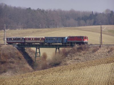 2095.013 am Matzersdorfer Vaidukt
Schlüsselwörter: 2095 , Mariazellerbahn , Matzersdorf , Brücke