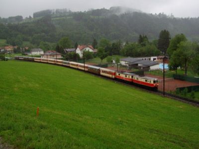 1099.14 und 1099.008
Sonderzug zum Katholikentag.
Schlüsselwörter: 1099 , Mariazellerbahn , 014 , 008 , Rabenstein