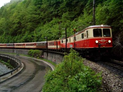 Katholikentag im Mai 2004
Sonderzug vor dem Schönautunnel
Schlüsselwörter: 1099 , 1099.14 , Doppeltraktion , Mariazellerbahn , MzB , Talstrecke , Schönautunnel , Katholikentag 2004