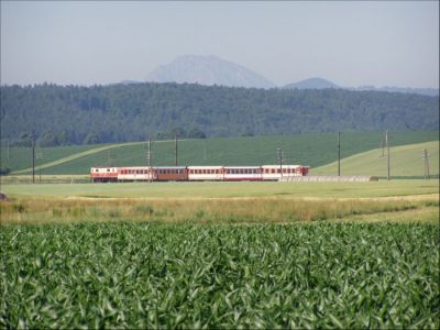 Der 6835 auf dem Weg Richtung Ober-Grafendorf, im Hintergrund der Ötscher, der nach rund 2 Stunden Fahrzeit, dann in seiner vollen Pracht erlebt werden kann.
Schlüsselwörter: 1099 , Mariazellerbahn