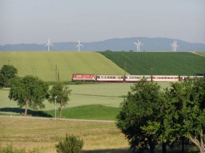 2095 013 in Matzersdorf
Die 2095 013 bei Matzersdorf, im Hintergrund die Windkraftanlage in Haindorf.
Schlüsselwörter: 2095 , 2095 013 , Mariazellerbahn , MzB , Talstrecke , Matzersdorf