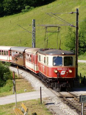 1099 008
Mit dem Ötscherland auf der Nordrampe bei Km 53.2
Schlüsselwörter: 1099 , 1099 008 , Mariazellerbahn , MzB , Bergstrecke , Nordrampe