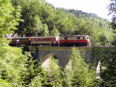 Am Heugrabenviadukt
Die 1099 008 mit dem Ötscherland auf dem Heugrabenviadukt kurz nach Puchenstuben.
Schlüsselwörter: 1099 , 1099 008 , Mariazellerbahn , MzB , Bergstrecke , Nordrampe , Heugrabenviadukt