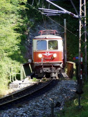 Porträt
1099.02 verlässt den Schönautunnel und befindet sich auf der Pielach-Brücke
Schlüsselwörter: 1099 , 1099.02 , Mariazellerbahn , MzB , Talstrecke , Schönautunnel